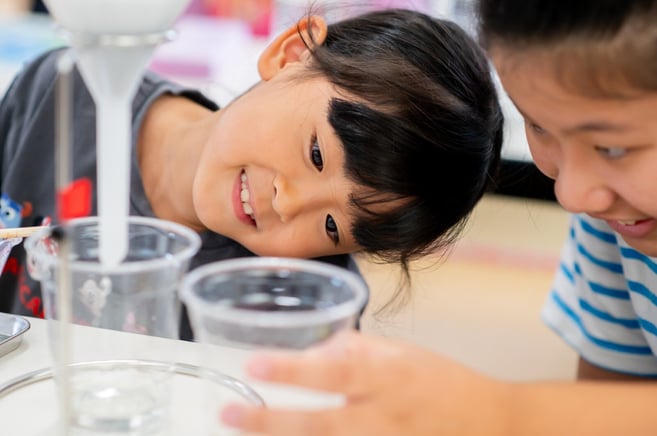 テーブルで食事をしている子供
自動的に生成された説明, 画像